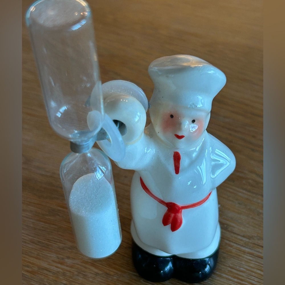 Vintage 3 minute timer held by Chef. Condition is "preloved “ 4” h x 2” w.